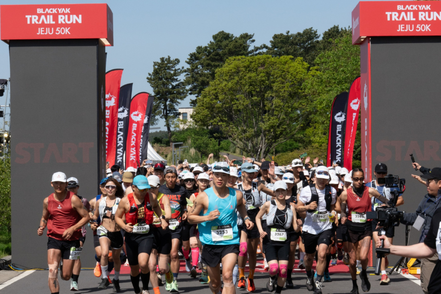 [사진 자료 2] 지난 25일 제주 야크마을 일대에서 열린 ‘블랙야크 트레일 런 제주 50K’가 성황리에 마무리됐다..jpg