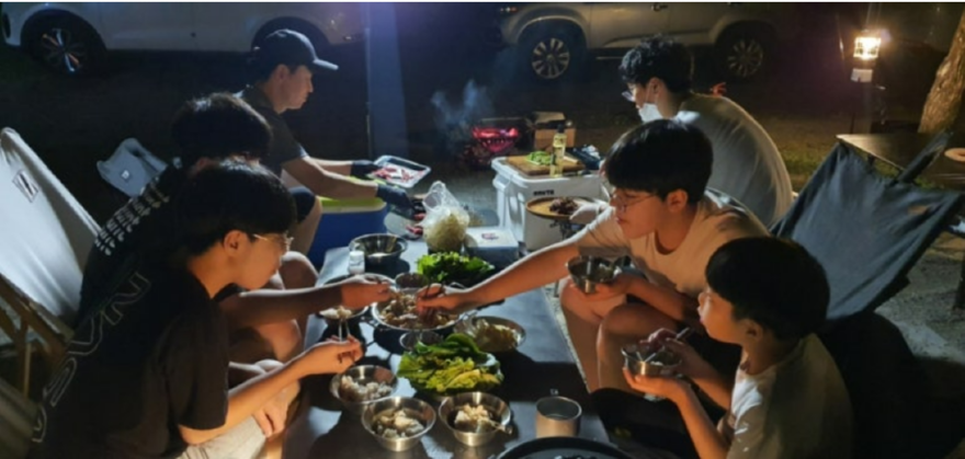 캠핑장가족식사.png