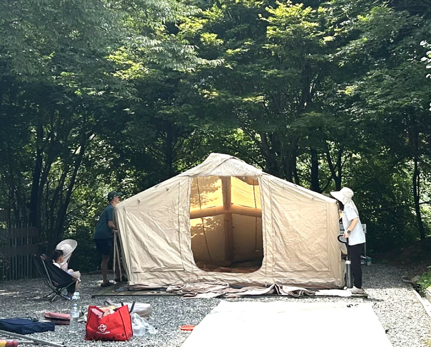 가족텐트치는모습1.jpeg