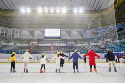 서울시체육회, ‘약자와의 동행’ 가족 스케이팅 교실 성료