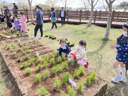 시민이 직접 만드는 꽃정원, 승촌보 캠핑장 ‘체험형 캠핑 명소’로 주목