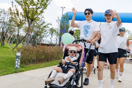 부산 북항서 아이와 부모가 함께 달렸다…‘BUSAN BabyRun Club’ 개최